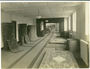 カーペットトレード、メインショールーム、1923 作： English Photographer